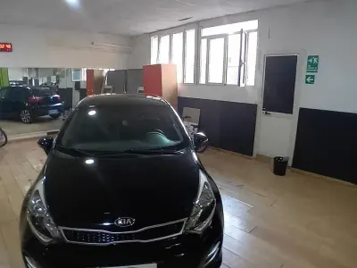 Usado Kia Rio 85 CV (62 kW) 2016 Negro Utilitario