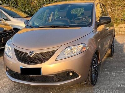 Begagnad Lancia Ypsilon Gold 69 HK (50 kW) 2018 Brun Halvkombi