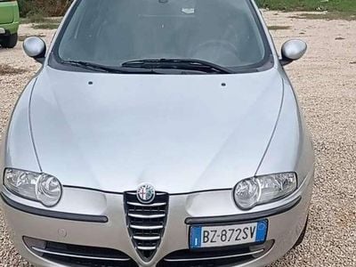 Usata Alfa Romeo 147 Distinctive 120 CV (88 kW) 2002 Grigio Utilitaria