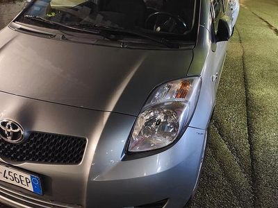 Usata Toyota Yaris 90 CV (66 kW) 2007 Grigio Utilitaria