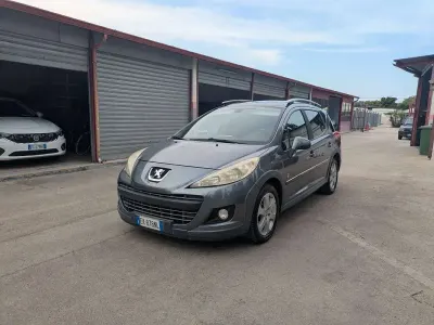 Usata Peugeot 207 Outdoor Outdoor 111 CV (81 kW) 2011 Grigio Station wagon