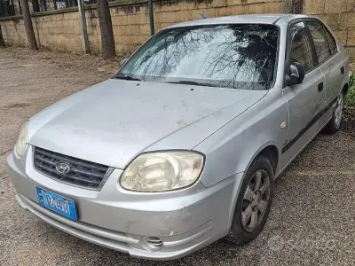 Usata Hyundai Accent 82 CV (60 kW) 2004 Grigio Berlina