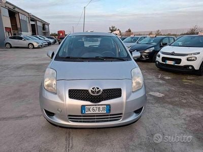 Usata Toyota Yaris 69 CV (50 kW) 2007 Grigio Berlina