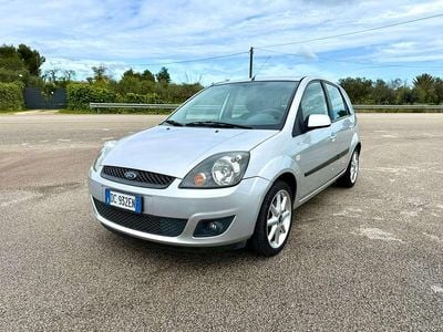 Usata Ford Fiesta Titanium 68 CV (50 kW) 2006 Argento Utilitaria