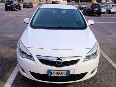 Usata Opel Astra 110 CV (80 kW) 2013 Berlina
