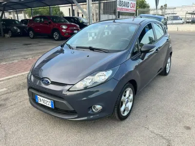 Usata Ford Fiesta Titanium 92 CV (67 kW) 2012 Grigio Berlina