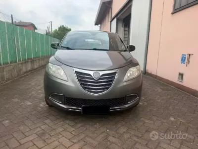 Usata Lancia Ypsilon 69 CV (50 kW) 2012 Grigio Utilitaria