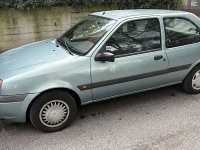 Usado Ford Fiesta Zetec 75 HP (55 kW) 2001 Citadino