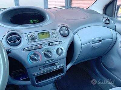 Usata Toyota Yaris 68 CV (50 kW) 2000 Grigio Berlina