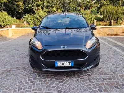 Usata Ford Fiesta 75 CV (55 kW) 2017 Grigio Utilitaria