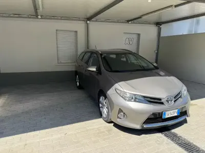 Usata Toyota Auris Touring Sports Active 90 CV (66 kW) 2014 Marrone Station wagon
