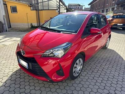 Usata Toyota Yaris Cool 72 CV (52 kW) 2019 Rosso Berlina