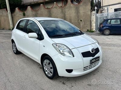 Usata Toyota Yaris 69 CV (50 kW) 2009 Bianco Utilitaria