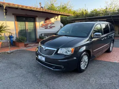 Usata Lancia Voyager Platinum 163 CV (119 kW) 2012 Grigio Monovolume