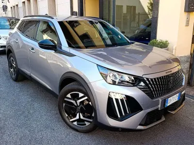Usata Peugeot 2008 Allure+ 131 CV (96 kW) 2024 Grigio medio met SUV
