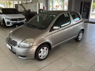 Usata Toyota Yaris Sol 65 CV (47 kW) 2003 Grigio Berlina