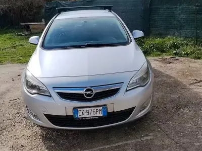 Usata Opel Astra 110 CV (80 kW) 2011 Grigio Station wagon
