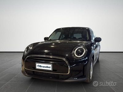 Usata Mini ONE Essential 75 CV (55 kW) 2022 Midnight black met. Utilitaria