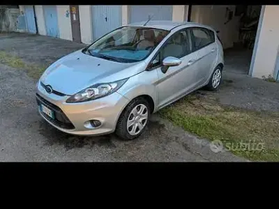 Usado Ford Fiesta 82 HP (60 kW) 2009 Cinzento Sedan