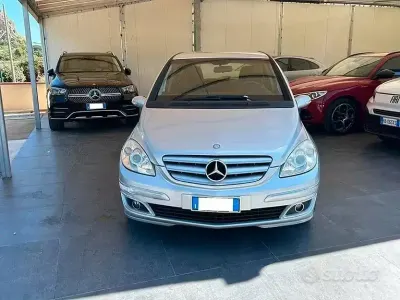 Usata Mercedes B200 140 CV (102 kW) 2008 Rosso Monovolume