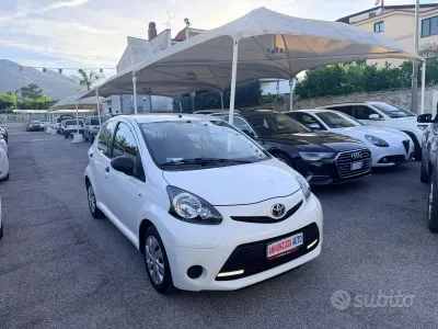 Usata Toyota Aygo 68 CV (50 kW) 2014 Bianco Utilitaria