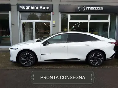 Nuova Mazda 6e Takumi-Line 189 kW (258 CV) 2026 Crystal white pearl met Berlina