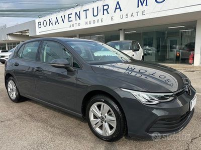 Usata VW Golf VIII Life 110 CV (80 kW) 2022 Grigio Berlina