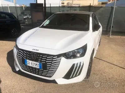Usata Peugeot 208 Allure 101 CV (74 kW) 2024 Bianco Utilitaria