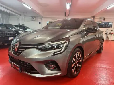 Usata Renault Clio V Intens 101 CV (74 kW) 2023 Grigio Berlina