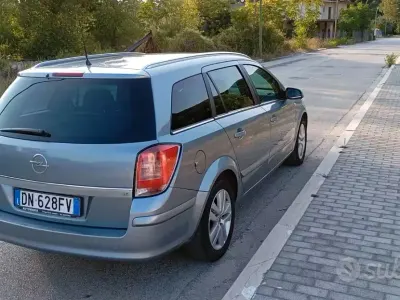 Usata Opel Astra 101 CV (74 kW) 2008 Bluazzurro Station wagon
