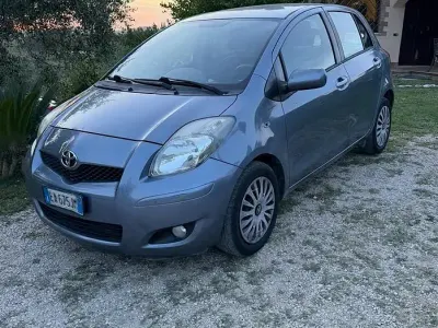 Usata Toyota Yaris Sol 69 CV (50 kW) 2010 Blu Utilitaria