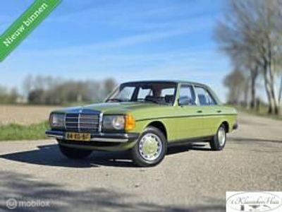 Usata Mercedes 200 60 CV (44 kW) 1982 Verde Berlina