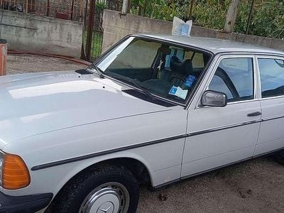 Usata Mercedes 240 97 CV (71 kW) 1979 Bianco Berlina