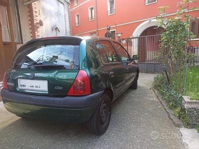 Usata Renault Clio II 48 CV (35 kW) 1998 Verde Berlina