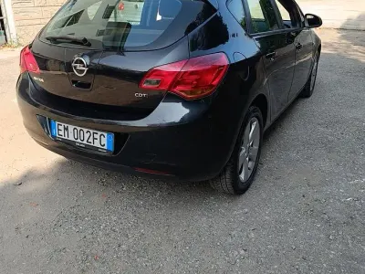 Usata Opel Astra 110 CV (80 kW) 2012 Nero Berlina
