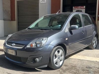 Usata Ford Fiesta Titanium 67 CV (49 kW) 2007 Grigio Utilitaria