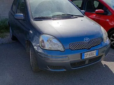Brugt Toyota Yaris 65 HK (47 kW) 2004 Grå Sedan