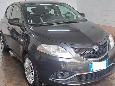 Usata Lancia Ypsilon 70 CV (51 kW) 2017 Grigio Utilitaria