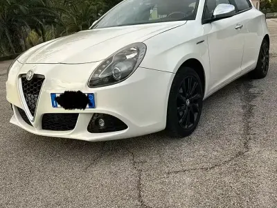Usata Alfa Romeo Giulietta Distinctive 120 CV (88 kW) 2012 Bianco Utilitaria