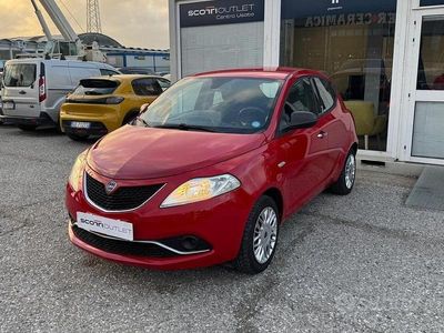Usata Lancia Ypsilon Silver 69 CV (50 kW) 2016 Rosso Utilitaria