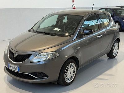 Usata Lancia Ypsilon Gold 69 CV (50 kW) 2017 Grigio scuro Utilitaria