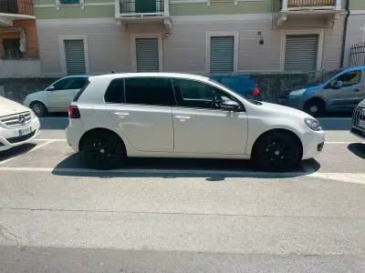 Usata VW Golf VI 105 CV (77 kW) 2011 Bianco Utilitaria
