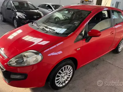 Begagnad Fiat Punto Evo 65 HK (47 kW) 2010 Röd Halvkombi