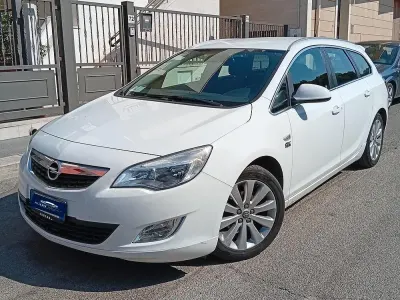 Usata Opel Astra Cosmo 140 CV (102 kW) 2012 Bianco Station wagon