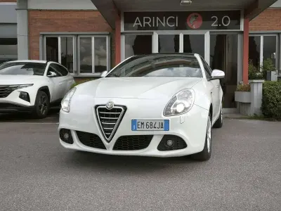 Second-hand Alfa Romeo Giulietta Distinctive 105 CP (77 kW) 2012 Alb Hatchback