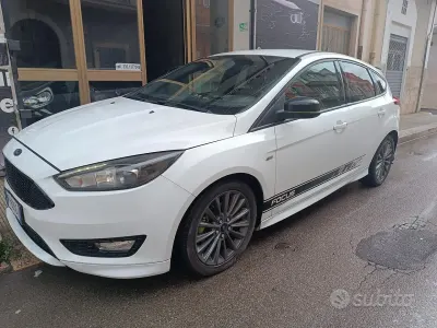 Käytetty Ford Focus ST-Line 120 HP (88 kW) 2017 Valkoinen Sedan