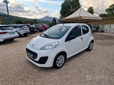Usata Peugeot 107 Access 68 CV (50 kW) 2013 Bianco Utilitaria