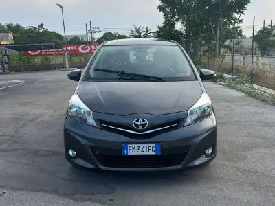 Usata Toyota Yaris Lounge 90 CV (66 kW) 2012 Grigio Utilitaria