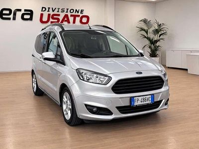 Begagnad Ford Tourneo Courier 75 HK (55 kW) 2018 Silver Minibuss
