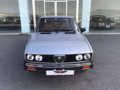 Second-hand Alfa Romeo Alfetta Quadrifoglio 124 CP (91 kW) 1983 Argintiu Berlinǎ